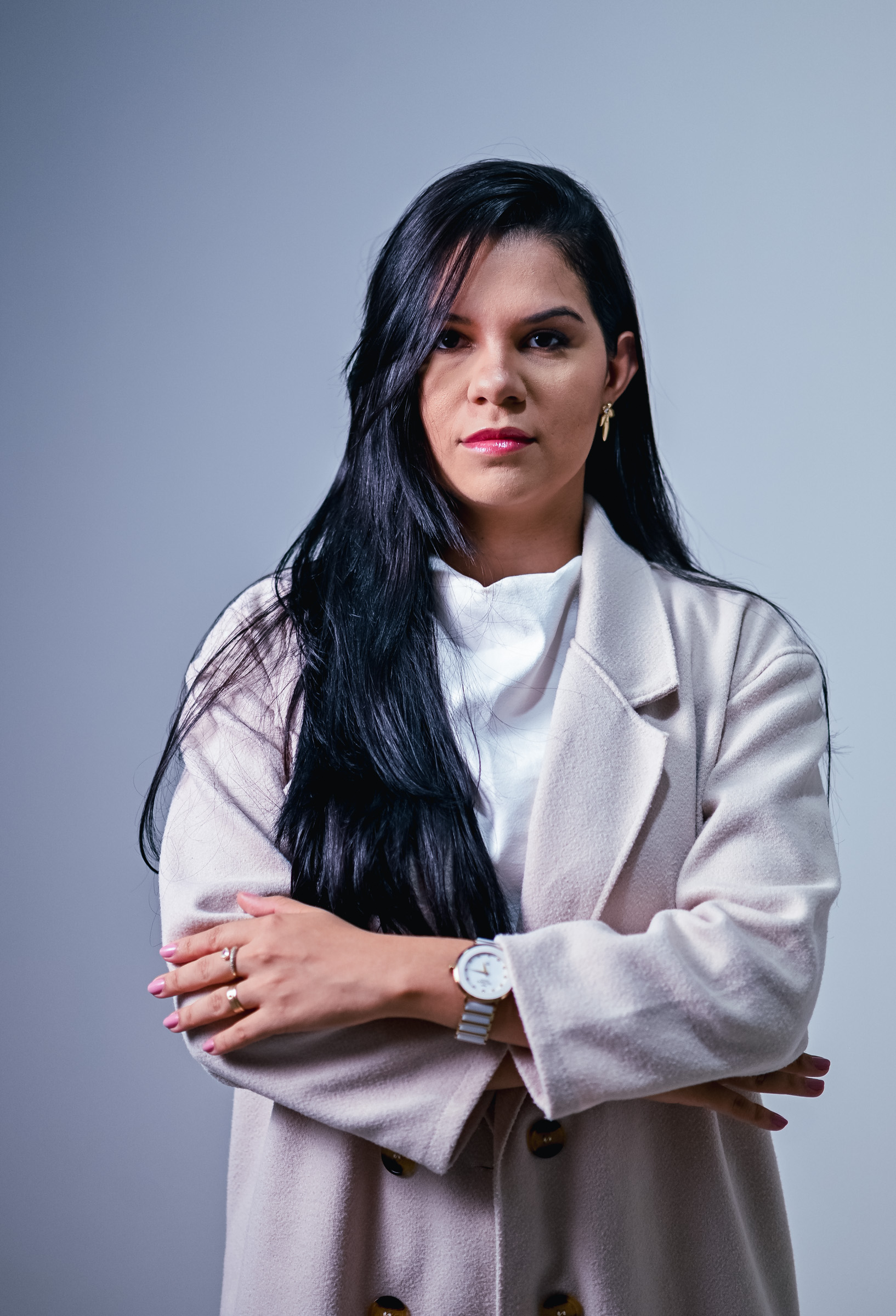 Retrato de Vitória Ainoan com os braços cruzados